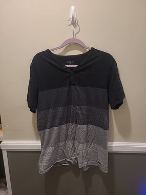Express Men's Henley t-shirt black/gray color-block Large 100% Cotton